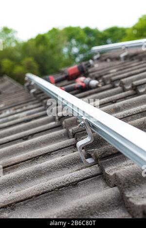 Nahaufnahme der Montageschiene für die Fotovoltaikanlage auf dem Dachgebäude Stockfoto