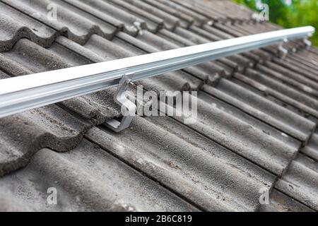 Nahaufnahme der Montageschiene für die Fotovoltaikanlage auf dem Dachgebäude Stockfoto