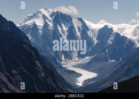 Panoramablick auf die lange Zunge des Glacier Maashei im Altai-Gebirge Stockfoto