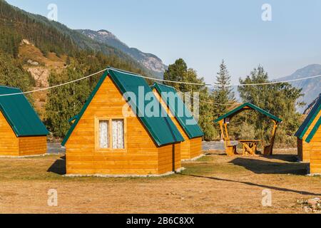 Camping Holzhütten in der Touristenhütte in den Bergen Stockfoto