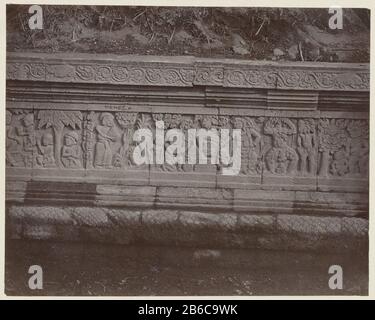 BAS-Reliefsockel in Pendopo an der Ostseite von Candi Panataran.Basrelief auf dem Sockel eener Pendopo (Ost) (?). Panataran (Titelobjekt) Objektart: Fotos Artikelnummer: RP-F 2005-158-42 Hersteller: Fotograf: Isidore Kinsbergen Herstellung: Java (möglich) Datum: Feb. - Juni 1867 Physische Eigenschaften: (R Kediri.) Albumen-Druckmaterial: Papierkartontechnik: Albumin Druckabmessungen: Foto: H 210 mm × W 260 mmToelichtingCandi Panataran (Tempelkomplex) Pendopo Terrace, nicht identifizierte Reliefe 24-26 (Nr. 25 Aufschrift oben lautet haya haya nngah.), Ostseite. Stockfoto