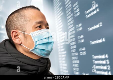Asiatischer Mittelalter-Mann mit medizinischer Gesichtsmaske Stockfoto