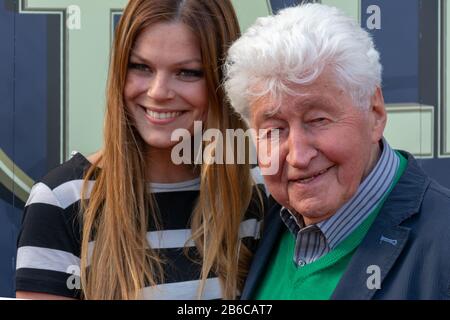 Sasskia Leppin - Sängerin, (Gerhard Albert) Gotthilf Fischer - Chorleiter (Fischer-Chöre), 17.04.2016, Hamburg, KULT Eiscafé, Talk im Kult Stockfoto