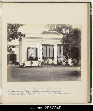 Batavia - fotografisch Atelier Woodbury & Page (Titelobjekt) Batavia - fotografisch Atelier Woodbury & Page (Titelobjekt) Immobilientyp: Fotos Artikelnummer: NG-2011-31-9 Aufschriften / Marken: Beschriftung unter dem Foto, handschriftlich: "Batavia - fotografisch Atelier Woodbury & Page 'Beschriftung unter dem Foto, handschriftlich' Woodbury und Page, renommierte Photograveure / Where: Offenbar Seite links von der Spalte und Woodbury rechts '(modern). Beschreibung: The Woodbury Studio & Page on the Corner of Rijswijk and the Gang Secretary Batavia. Auf der Veranda des Hauses Sover Stockfoto