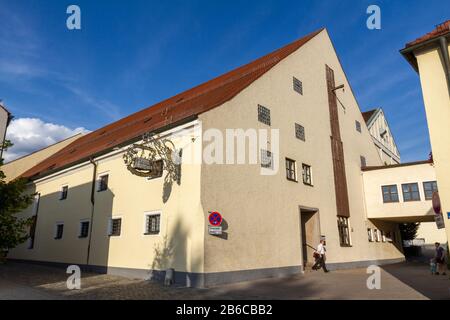 Außenansicht eines Teils des Weissen Bräuhauses Kelheim Restaurant in Kelheim, Bayern, Deutschland. Stockfoto