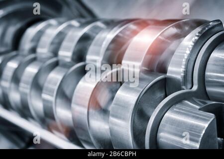 Industrieller offener Mixer in der Lebensmittelindustrie Nahaufnahme. Metalldetails - Hintergrund des Industriedesigns Stockfoto