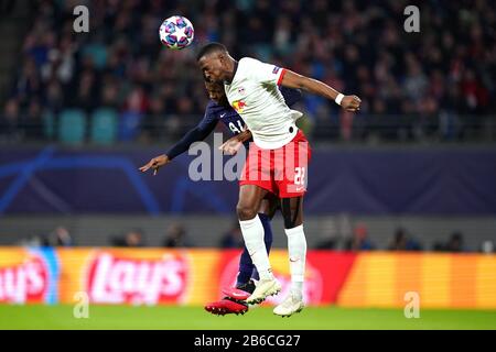 Die Tottenham Hotspur's Ryan Sessegnon (links) und RB Leipzig Nordi Mukiele kämpfen während der UEFA Champions League-Runde von 16 Zweitliga-Spielen in der Red Bull Arena, Leipzig um den Ball. Stockfoto