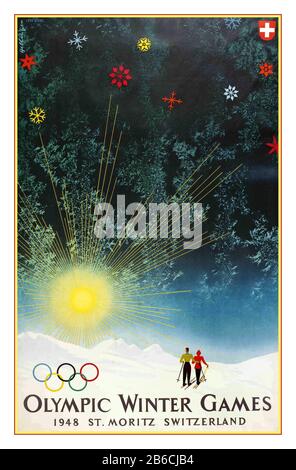 OLYMPICS Vintage Poster 1948 Olympische Winterspiele ST. MORITZ 1948 PLAKAT der OLYMPISCHEN WINTERSPIELE nach dem Zweiten Weltkrieg Rückkehr der Olympischen Spiele 1948 die Olympischen Winterspiele in St. Moritz in den Schweizer Alpen - die ersten Olympischen Spiele seit Berlin 1936. Mit dem offiziellen Logo der Spiele und einem Design mit aufgehender Sonne, das die Wiedergeburt der Spiele feiert. Stockfoto