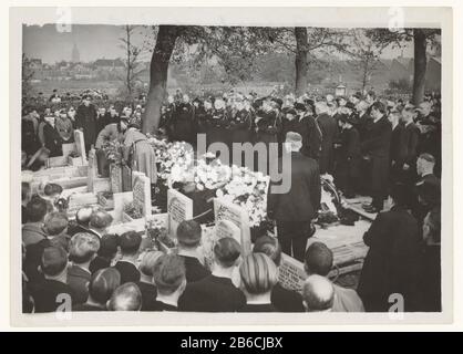 Grabung Südfriedhof in Groningen Am Mittwoch, den 16. Oktober 1940, in Groningen nahm eine schwere Busunfallstelle am Bahnübergang in Ranum zwischen Baflo und Winsum ein. Dabei wurden dreizehn Arbeitslose getötet, die auf dem Weg zu den Rückgewinnungsarbeiten an der Schwalbe waren. Neun der dreizehn Opfer wurden zusammen mit großem Interesse am Samstag, den 19. Oktober 1940 auf dem Südfriedhof von Groningen beigesetzt. Vertreter des landesbeauftragten für Groningen dr. C. Conring sprach im Namen der deutschen Behörden. Während ein Kranz von Offizieren der deutschen Wehrmacht gelegt wurde. Unter diesen p Stockfoto