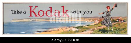Kodak MÄDCHEN Vintage c betitelte Werbung "TAKE A KODAK WITH YOU", die eine unabhängige, sorglose Frau zu Beginn einer fortschrittlichen Ära illustriert, Teil einer vorausschauenden Marketingstrategie von Eastman Kodak, die als das ikonische "Kodak Girl" bekannt wurde Stockfoto