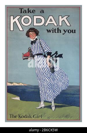 KODAK GIRL Vintage c1913 Poster-Werbung „TAKE A KODAK WITH YOU“, in der eine unabhängige Frau mit einer Kodak Faltenbalg-Rollfilmkamera zu Beginn einer neuen Technologieepoche dargestellt wird, die eine zukunftsweisende Marketingstrategie von Eastman Kodak verfolgt, zu der auch das neue ikonische „Kodak Girl“ gehört. Stockfoto