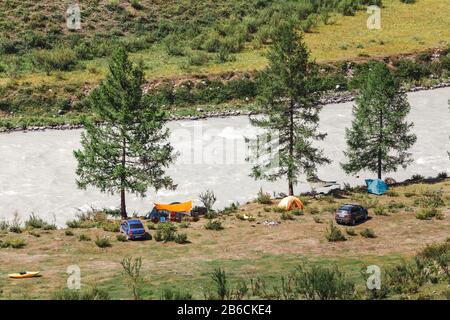 27. JULI 2017, ALTAI REPUBLIC, RUSSIA, Cars und Camping-Zelte in der Nähe des Flusses Chuya Stockfoto