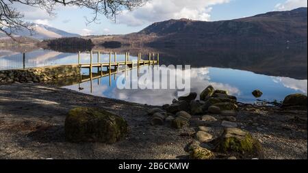 Ein mehrbildiges Panorama einer Anlegestelle auf Derwent Wasser, das von einem felsigen Ufer aufgenommen wurde. Stockfoto