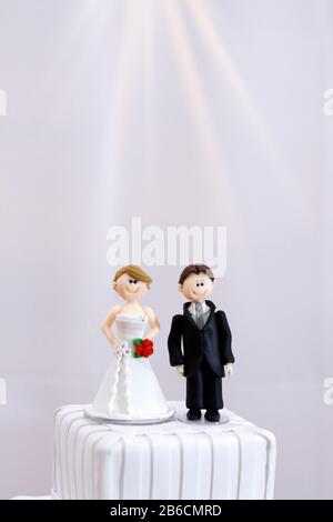 Schöne Statuen von Braut und Bräutigam dekorative Hochzeitstorte - Hochzeit Braut und Bräutigam paar Puppe in Hochzeitstorte Stockfoto