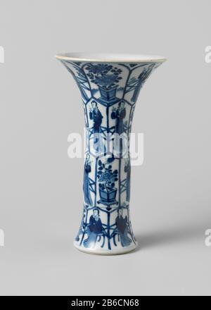 Cup Vase mit chinesischen Frauen und Blumentöpfen in Boxen Trompetvormige bekervaas van porselein, beschildert in onderglazuur blauw. De Wand ist verdeeld in vier rijen met zeshoekige vakken met daarin afwisselend een Chinese dame (lange lijs) in een omheinde tuin en een bloemenvaas in een landschap. Gemerkt op de onderzijde met het karakter 'yù', jade, in een dubbele zirkel. Een Barst in de Rand. Onderdeel van een kaststel traf auf die Nummer AK-RBK-16290. Blauw-wit. Hersteller : Pottenbakker: AnoniemPlaats Herstellung: China dating: CA. 1.680 - ca. 1720Schule/Stijl: Qing-Dynastie (1644-1912) / Kangxi-peri Stockfoto
