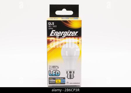 Largs, Schottland, Großbritannien - 08. März 2020: Energiesparlampe der Marke Energizer in recycelbarem Karton. Stockfoto