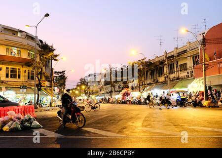 Die Straßen des Blumenmarktes in der Abenddämmerung, Bangkok. Stockfoto