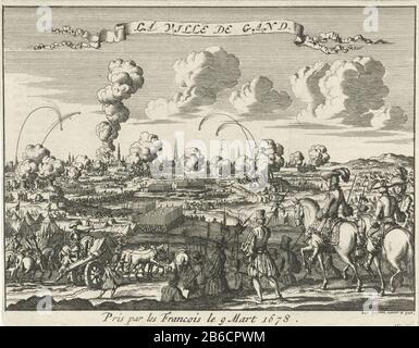 Belagerung von Gent durch die Franzosen, 1678 wurde La Ville de Gand (Titelobjekt) von der französischen Armee unter König Ludwig XVI. Belagert Die Stadt wurde am 9. März 1678 eingenommen. Im Vordergrund französische Offiziere zu Pferd in der Ferne Gent. Hersteller : Druckerhersteller Jan Luyken (denkmalgeschütztes Gebäude) in seinem Entwurf: Jan Luyken (denkmalgeschütztes Gebäude) Herausgeber: Hendrick und Dirk Tree Place Herstellung: Amsterdam Datum: 1680 Physikalische Merkmale: Ätzmaterial: Papiertechnik: Ätzmaße: Blatt: H 123 mm × W 157 mmToelichtingIllustratie im Le Mercure Hollandois, contenant les choses les plus remarq Stockfoto