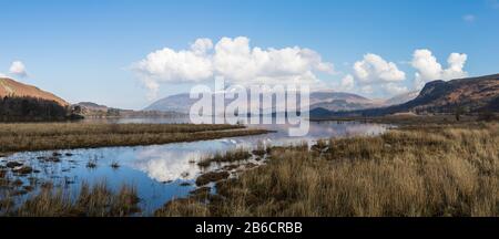 Ein Multi-Bild-Panorama von Skiddaw, das in Derwent Water reflektiert wird Stockfoto