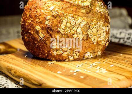 Frisch gebackenes rundes Laib Vollkornbrot Stockfoto