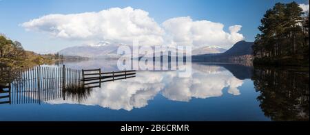 Ein Mehrbildpanorama von Skiddaw im Hintergrund eines Holzzauns in Derwent Water. Stockfoto