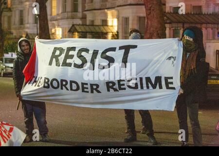 London, Großbritannien. März 2020. Protest außerhalb der griechischen Botschaft Kensington nach der wachsenden Krise an der griechischen Grenze zur Türkei. Der griechische Staat hat die Grenzkontrollen auf das Höchstniveau erhöht und Premierminister Mitsotakis hat die Asylgesetze geändert. Penelope Barritt/Alamy Live News Stockfoto