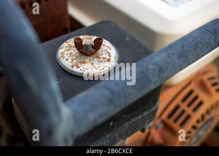 Die rostige Flügelmutter, die Schraubenmutter zur Befestigung der Stahlteile. Stockfoto