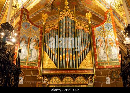 Die hoch dekorierten Orgelleitungen und -Bildschirme unter der Gewölbedecke der Chapel of St Mary Undercroft im Palace of Westminster, London, England Stockfoto