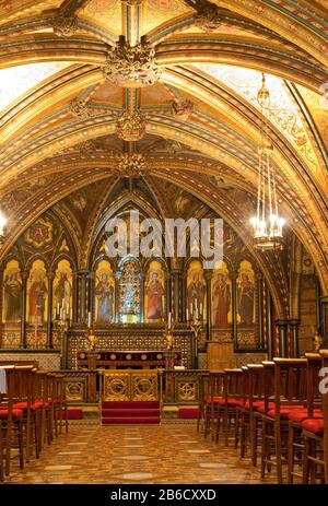 Blick auf den unter der Gewölbedecke des hoch dekorierten Chapel of St Mary Undercroft im Westminster Palace Stockfoto