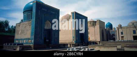 Mausoleen auf einem Friedhof, Ulug Sultan Begum Mausoleum, Amir Burunduk Mausoleum, Shah-i-Zinda, Samarkand, Usbekistan Stockfoto