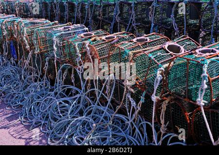 Fischertöpfe und -Knöpfe im Steg stapelten sich und bereiteten sich auf die Arbeit vor. Stockfoto