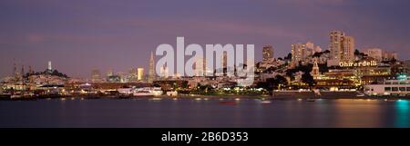 Meer mit einer Stadt im Hintergrund, Coit Tower, Ghirardelli Square, San Francisco, Kalifornien, USA Stockfoto