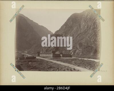 Teil des Albums mit "Where Shots: Conditions in Georgia, St. Petersburg and Moskou". Hersteller : Fotograf: Anonymous Ort Herstellung : Georgië dating: CA. 1890 - ca. 1900 Physikalische Merkmale: Albumindruckmaterial: Papiertechnik: Albumin Druckabmessungen: Foto: H 195 mm × W 263 mm Betreff: Bergfestung Stockfoto