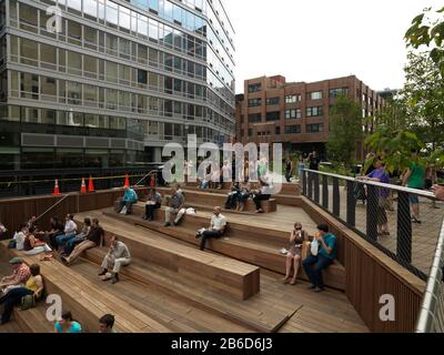 Menschen in einem Auditorium, High Line Park, 17th Street, Manhattan, New York City, New York State, USA Stockfoto