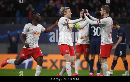 Leipzig, Deutschland. März 2020. Fußball: Champions League, K.O.-Runde, Runde 16, Rückspiel: RB Leipzig - Tottenham Hotspur in der Red Bull Arena. Der Leipziger Emil-Forsberg (M) jubelt mit Amadou Haidara (l) und Timo Werner (r) nach dem Tor zum 3:0. Credit: Hendrik Schmidt / dpa-Zentralbild / dpa / Alamy Live News Stockfoto