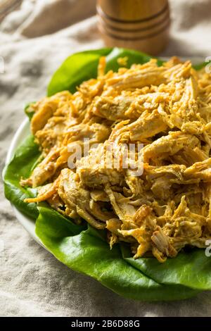 Hausgemachtes Curried Coronation Chicken mit Salat zum Essen bereit Stockfoto