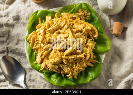 Hausgemachtes Curried Coronation Chicken mit Salat zum Essen bereit Stockfoto