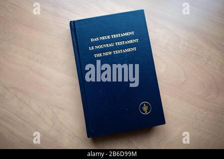 Gideons mehrsprachige neue testament-bibel in Deutsch, Französisch und Englisch im Hotelzimmer, Deutschland Stockfoto