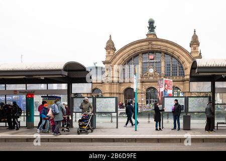 Straßenbahnhaltestellen vor dem Hauptbahnhof, Frankfurt, Deutschland Stockfoto