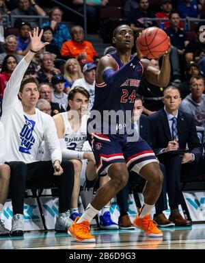 März 2020 Las Vegas, NV, USA St. Mary's Gaels Forward Malik Fitts (24) nimmt einen Schuss während des Halbfinalspiels der NCAA West Coast Conference Men's Basketball Tournament Zwischen Saint Marys Gales und dem Brigham Young Cougars 51-50-Sieg in der Orleans Arena Las Vegas, NV. Thurman James/CSM Stockfoto