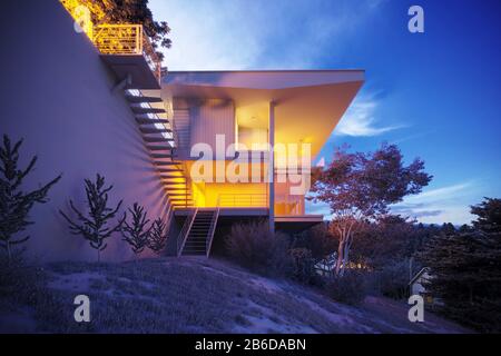 3D-Rendering von Luxus-Villa-Haus in der Nacht Stockfoto