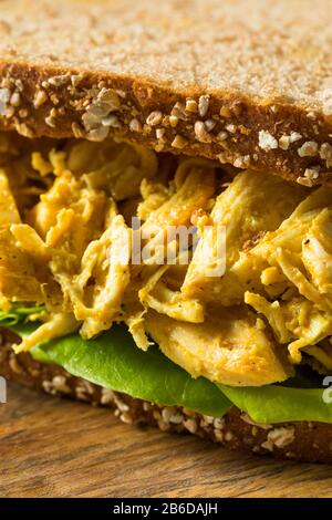 Hausgemachtes Curried Coronation Chicken mit Salat zum Essen bereit Stockfoto