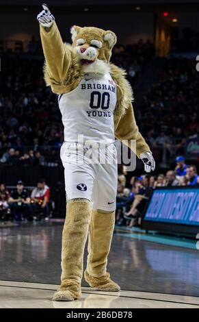 März 2020 Las Vegas, NV, U.S.A. BYU Maskottchen während des NCAA West Coast Conference Men's Basketball Tournament Halbfinalspiels zwischen Saint Marys Gales und den Brigham Young Cougons 50-51 in der Orleans Arena Las Vegas, NV verloren. Thurman James/CSM Stockfoto