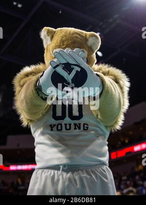 März 2020 Las Vegas, NV, U.S.A. BYU Maskottchen während des NCAA West Coast Conference Men's Basketball Tournament Halbfinalspiels zwischen Saint Marys Gales und den Brigham Young Cougons 50-51 in der Orleans Arena Las Vegas, NV verloren. Thurman James/CSM Stockfoto