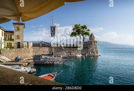 Schöner Blick auf die Stadt Nafpactos in Griechenland Stockfoto