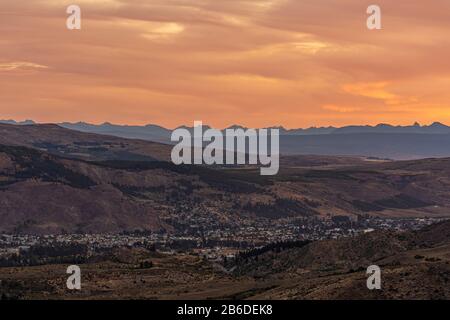 Blick auf das Stadtbild von Esquel gegen die Anden bei farbenfrohem Sonnenuntergang in Patagonien, Argentinien Stockfoto