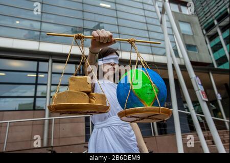 Palast van Justitie, Rechtbank, Den Haag. Niederlande. Dienstag, 10. März 2020. Am Freitag, 31. Januar 2020 - Extinction Rebellion und Code Red führten eine friedliche Demonstration vor Shell-Hauptquartieren in den Haag durch; alle Beteiligten wurden festgenommen. In der Gruppe war (26) die (26) jährige Frau Sandra van der Nat, die eine biologisch abbaubare Substanz, die Rohöl ähnelt, über die Treppe des Haupteingangs von Shell gegossen hatte (für die sich die Demonstranten bereits zusammengetan hatten und eine Reinigungsfeier bereitstanden). Frau Stockfoto