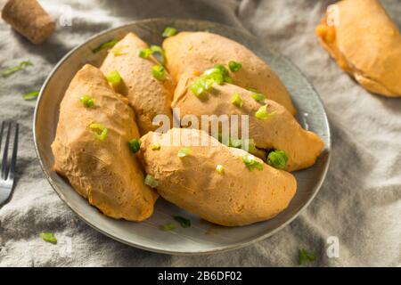 Hausgemachtes, Kitschiges Rindfleisch Cassava Empanadas bereit zum Essen Stockfoto