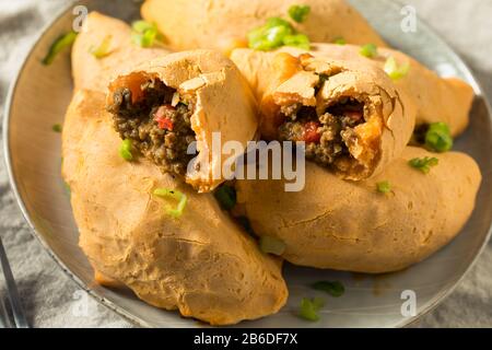 Hausgemachtes, Kitschiges Rindfleisch Cassava Empanadas bereit zum Essen Stockfoto