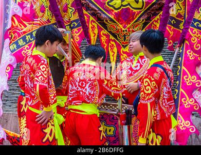 Tänzer warten auf eine Vorstellung während der Macau Stockfoto